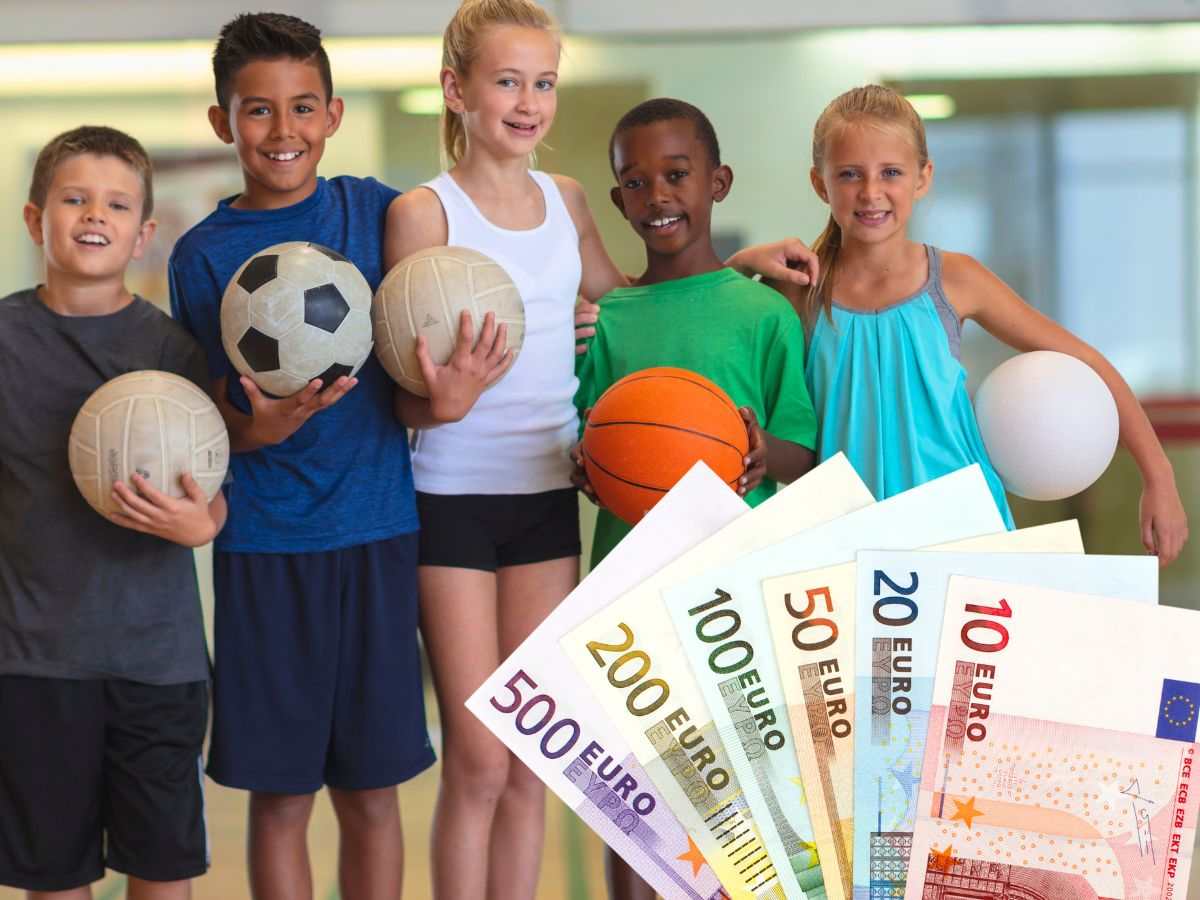 sfondo bambini con palle di sport diversi e banconote euro