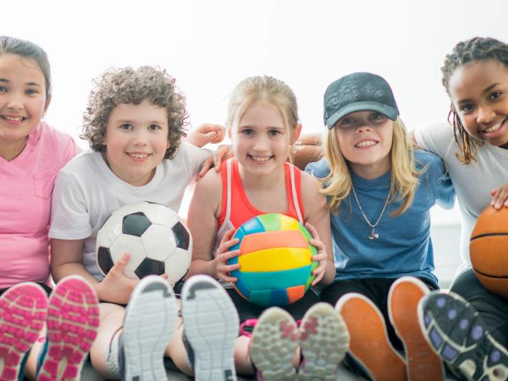 bambini in fila fanno sport
