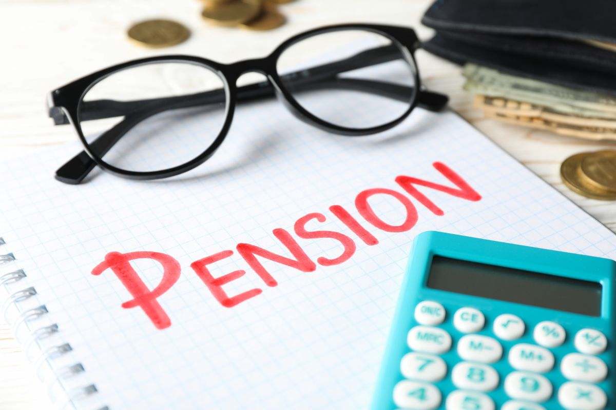 Calcoli pensione, occhiali, monete e banconote