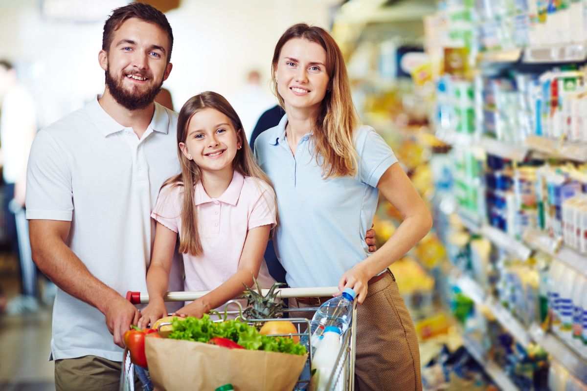 Famiglia mentre fa la spesa al supermercato