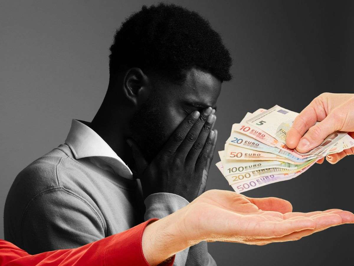 sfondo uomo disperato e mani che scambiano banconote euro
