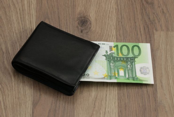 portafoglio con banconota da 100 euro