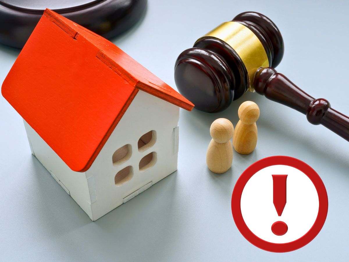 sfondo casetta e omini in legno e martelletto del giudice e punto esclamativo in tondo
