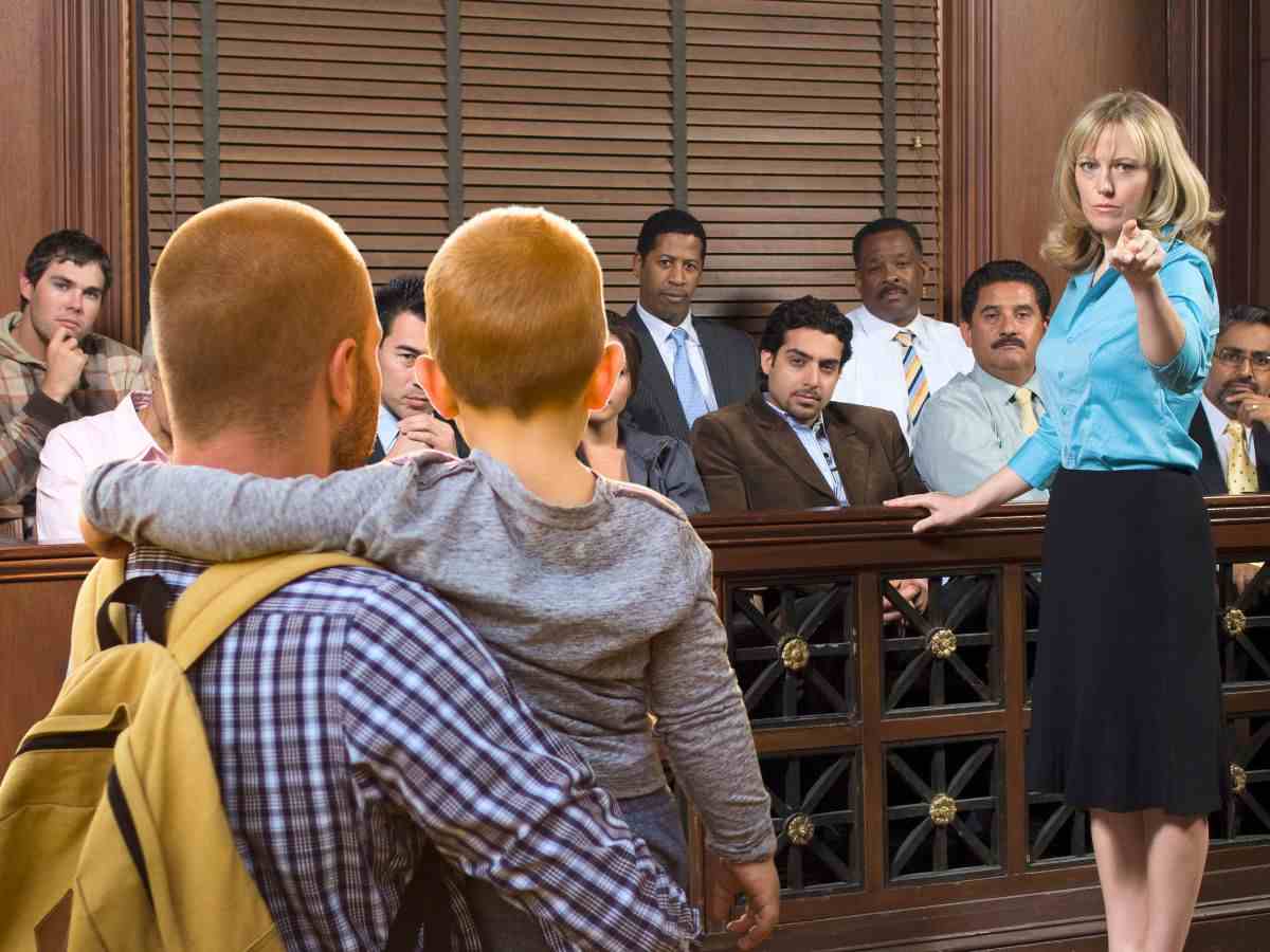 sfondo aula tribunale con persone e genitore e figlio