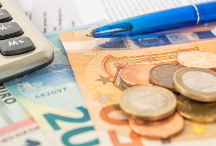 Banconote, penna e monete