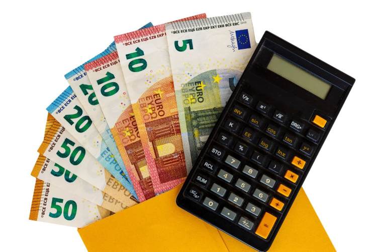Banconote e calcolatrice