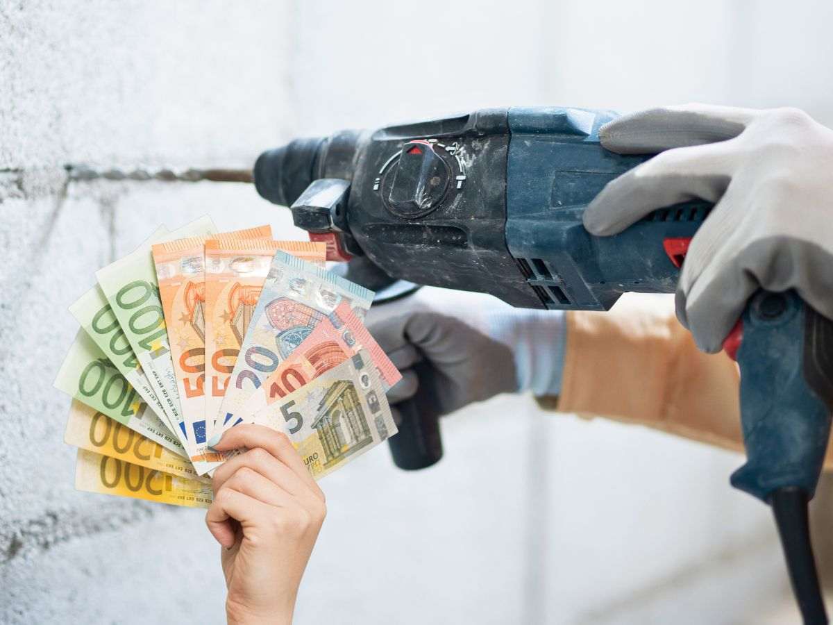 sfondo persona con trapano in mano e banconote euro in mano