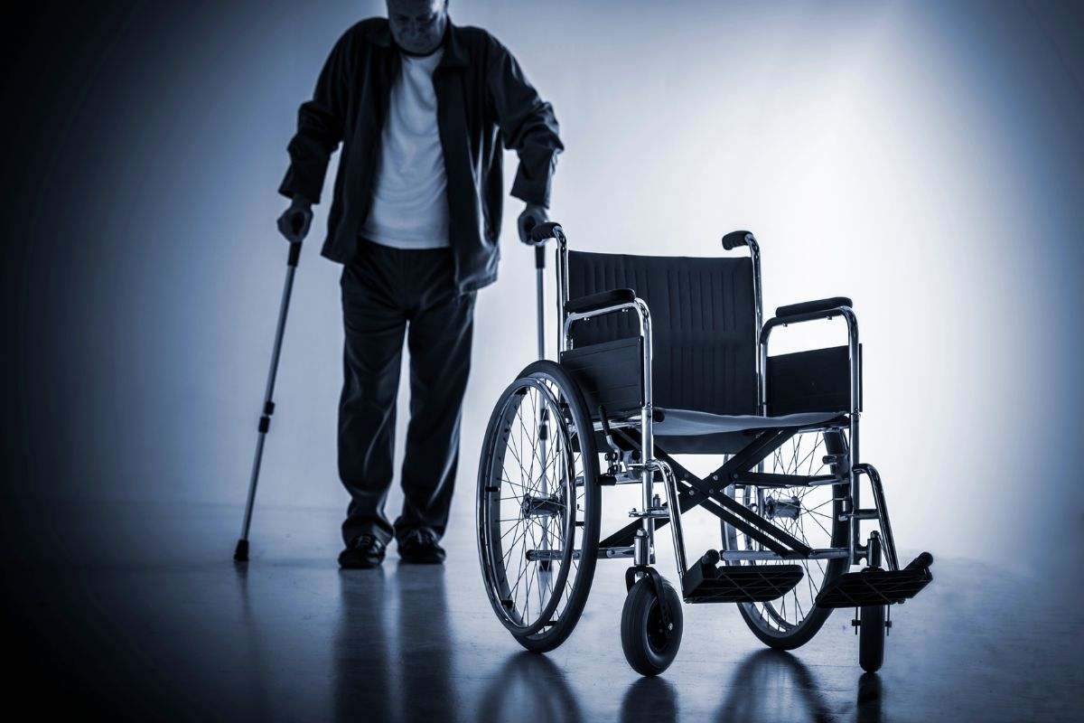 Invalido e sedia a rotelle