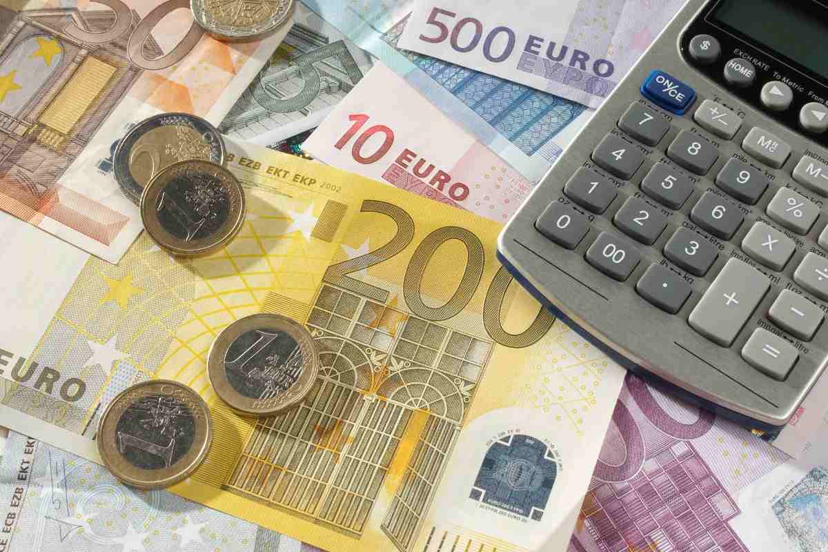 banconote, monete e calcolatrce