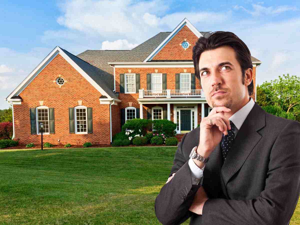 sfondo casa e uomo che pensa