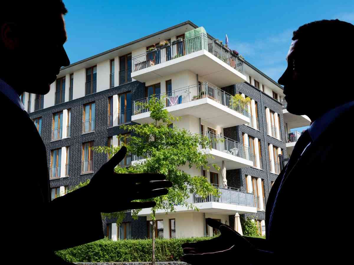 sfondo condominio e persone che parlano
