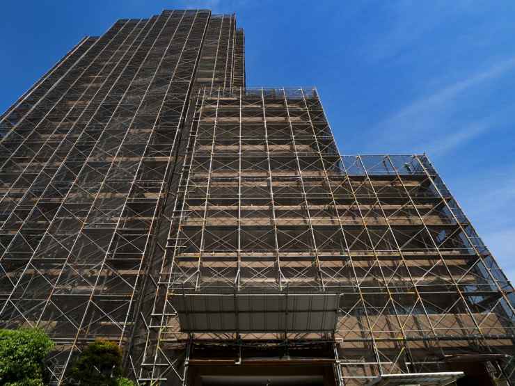 facciata condominio con lavori