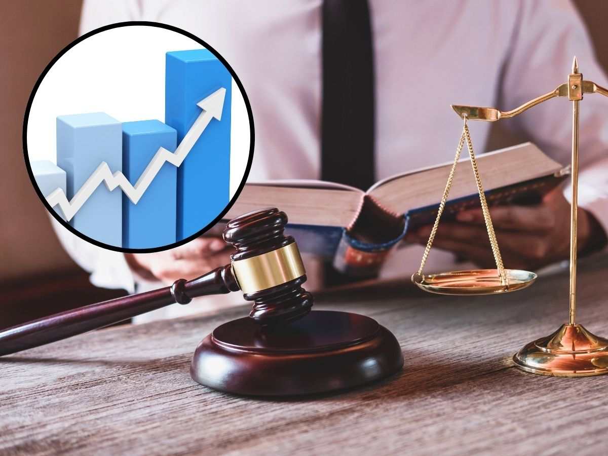sfondo uomo legge libro e simboli legge e tondo con grafico in crescita