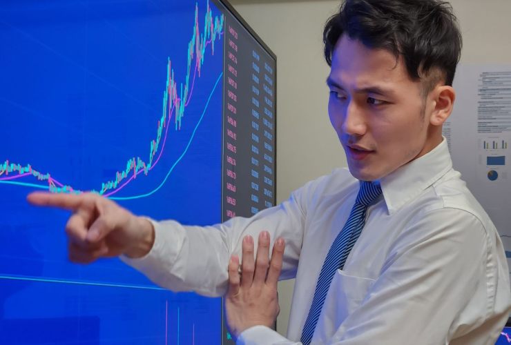 Analista che studia grafico dei mercati