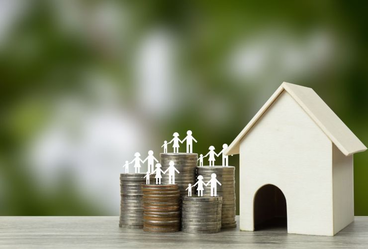 Miniatira casa, monete e figure famiglia