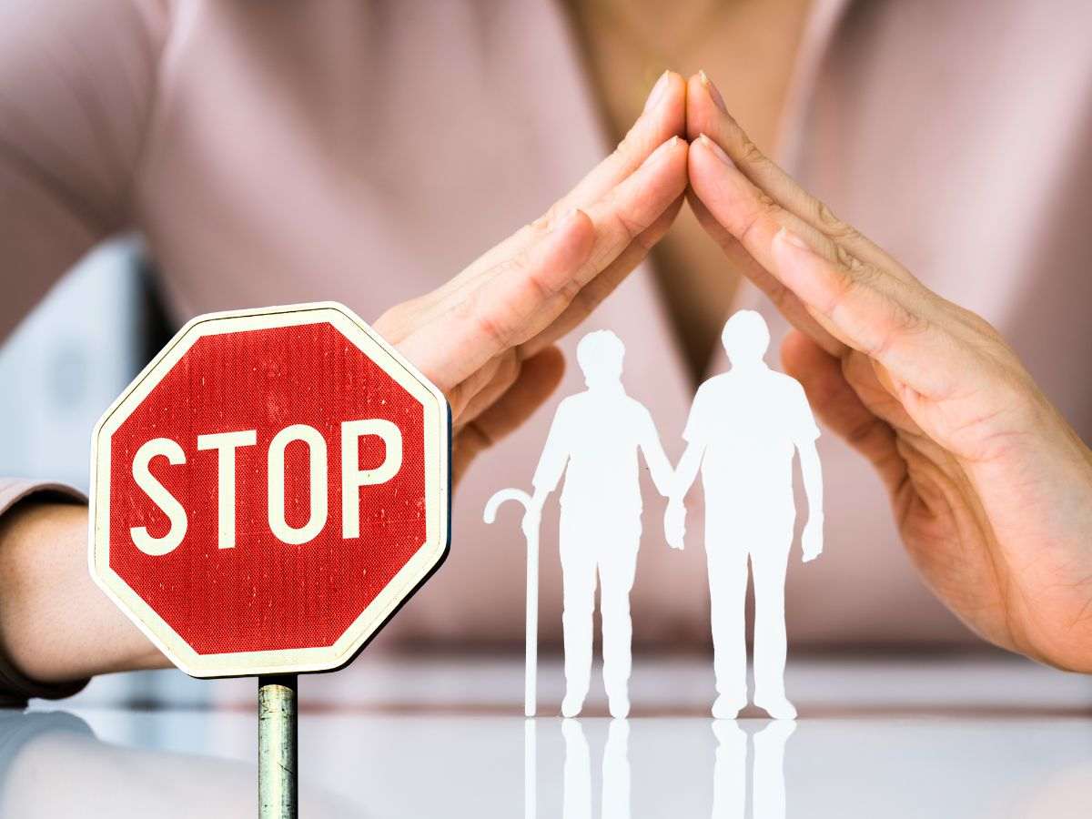 sfondo mani donna su sagome anziani e cartello stop