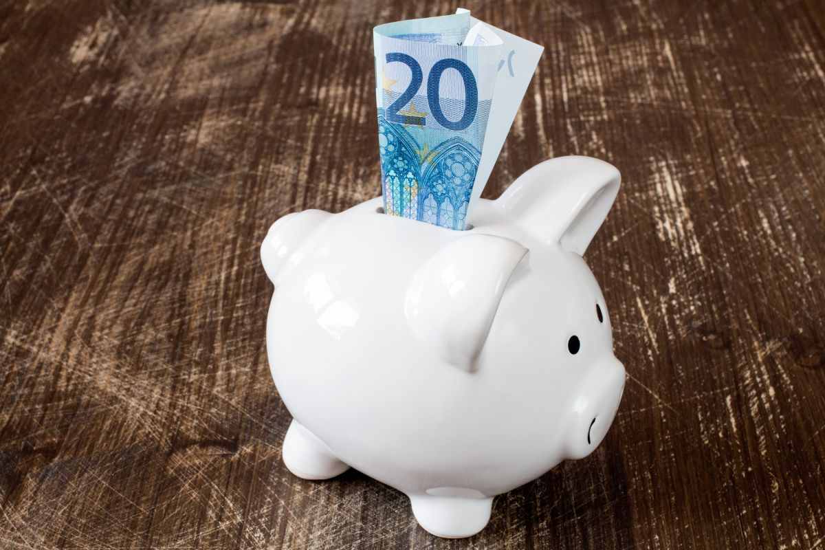 salvadanaio con banconota da 20 euro