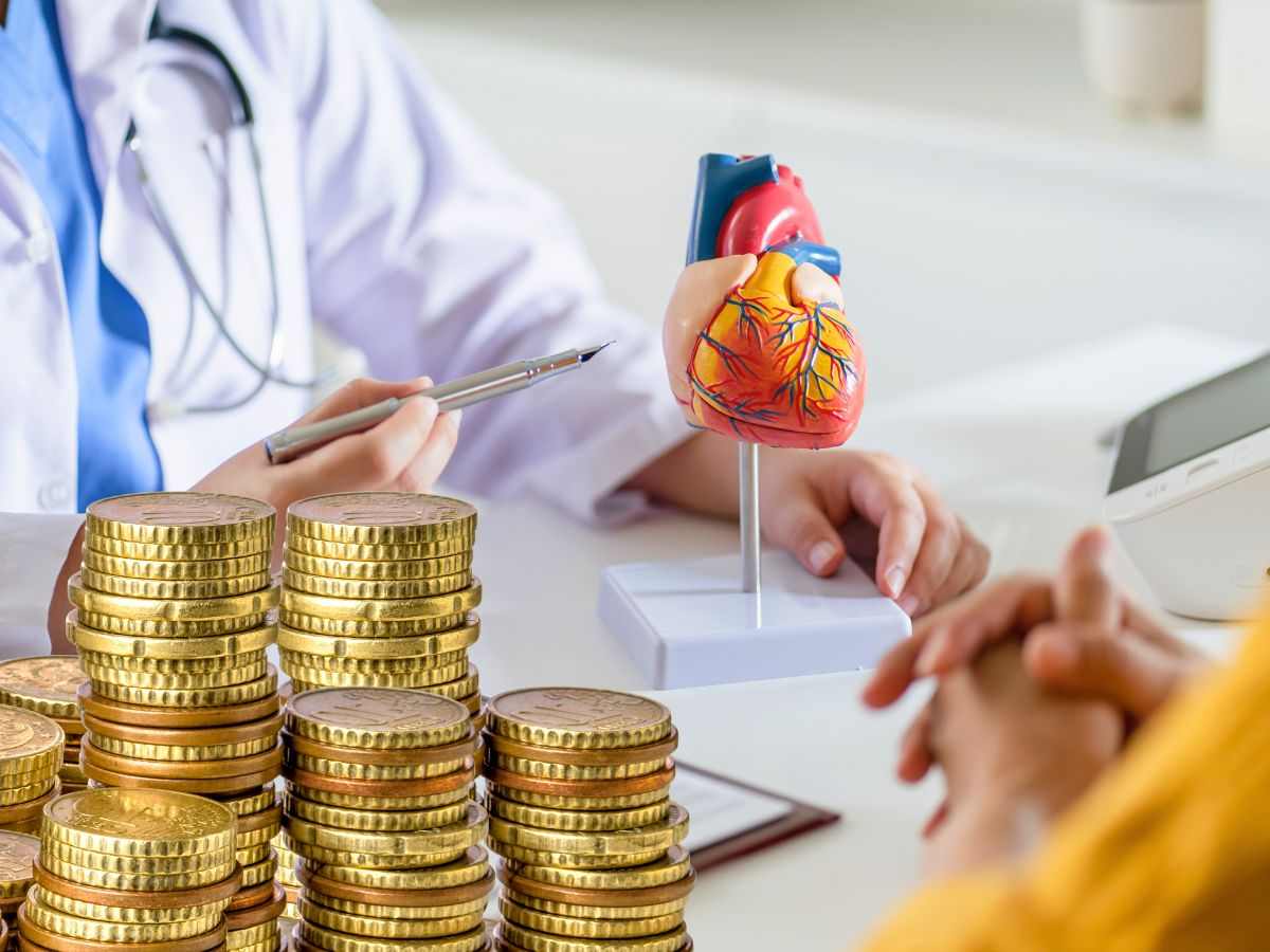 sfondo persona dal medico e monete euro