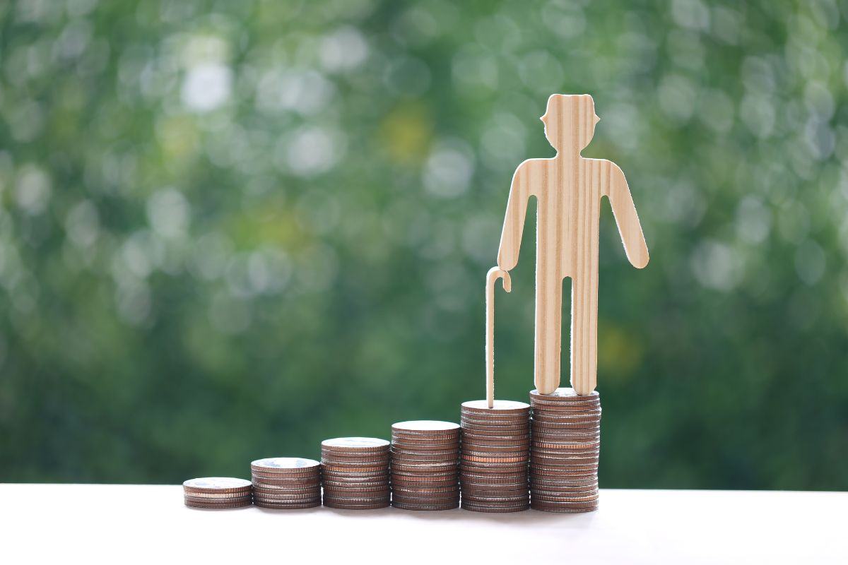 file di monete e miniatura pensionato