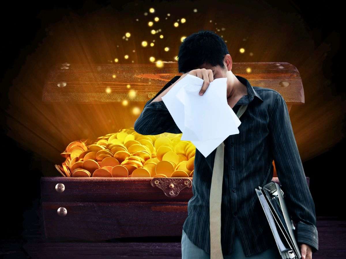 sfondo tesoro e uomo disoccupato in piedi