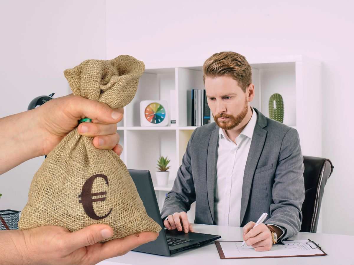 sfondo uomo in ufficio e sacchetto con simbolo euro