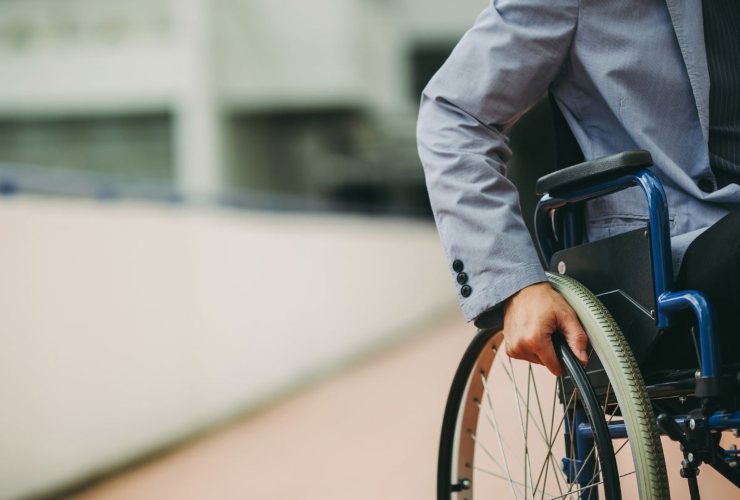 disabile su sedia a rotelle