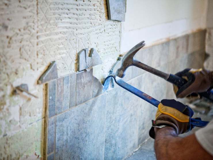 martelli che picchiano muro
