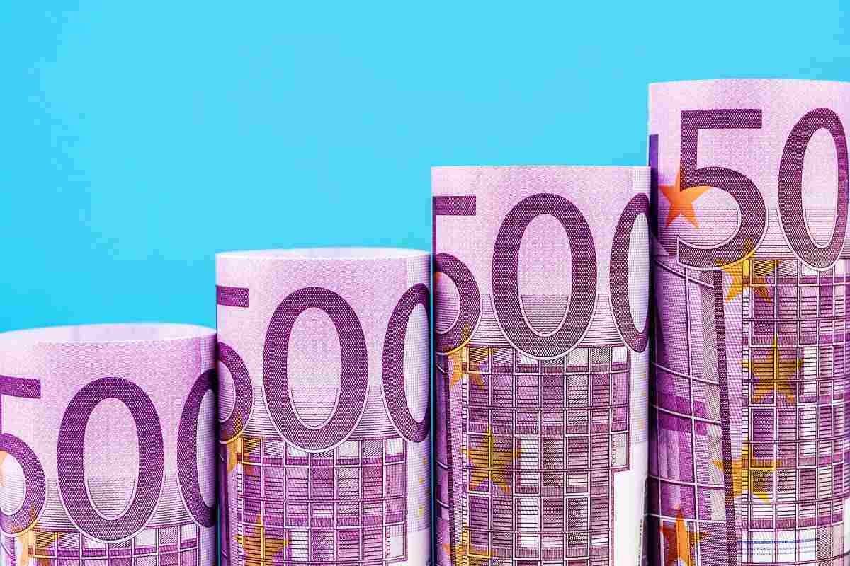fila di banconote da 500 euro arrotolate
