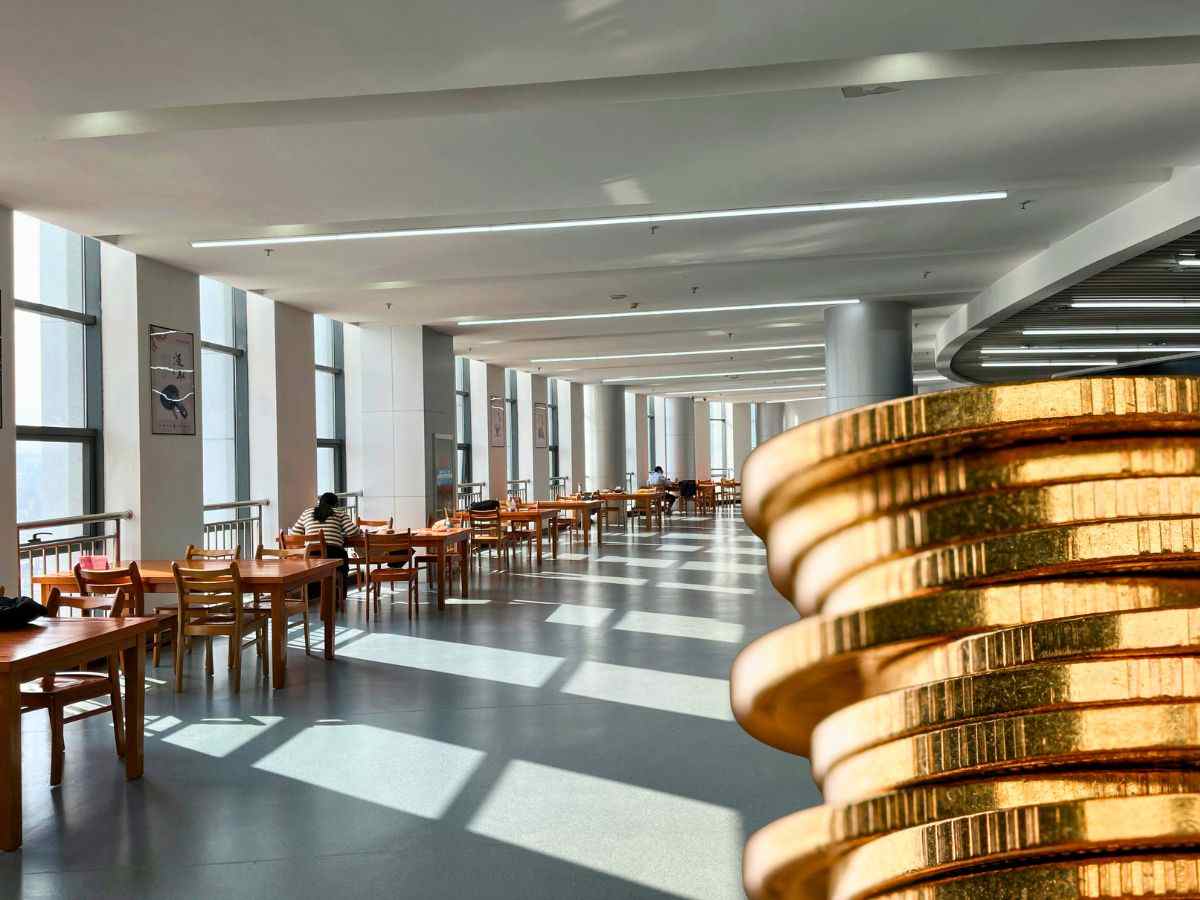sfondo aula universitaria e monete euro impilate
