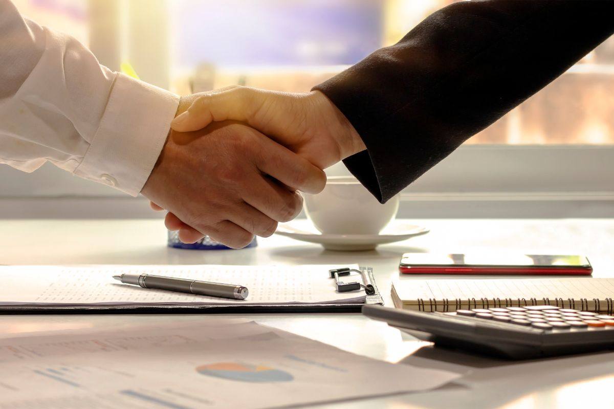persone che si stringono le mani dopo aver deciso un investimento