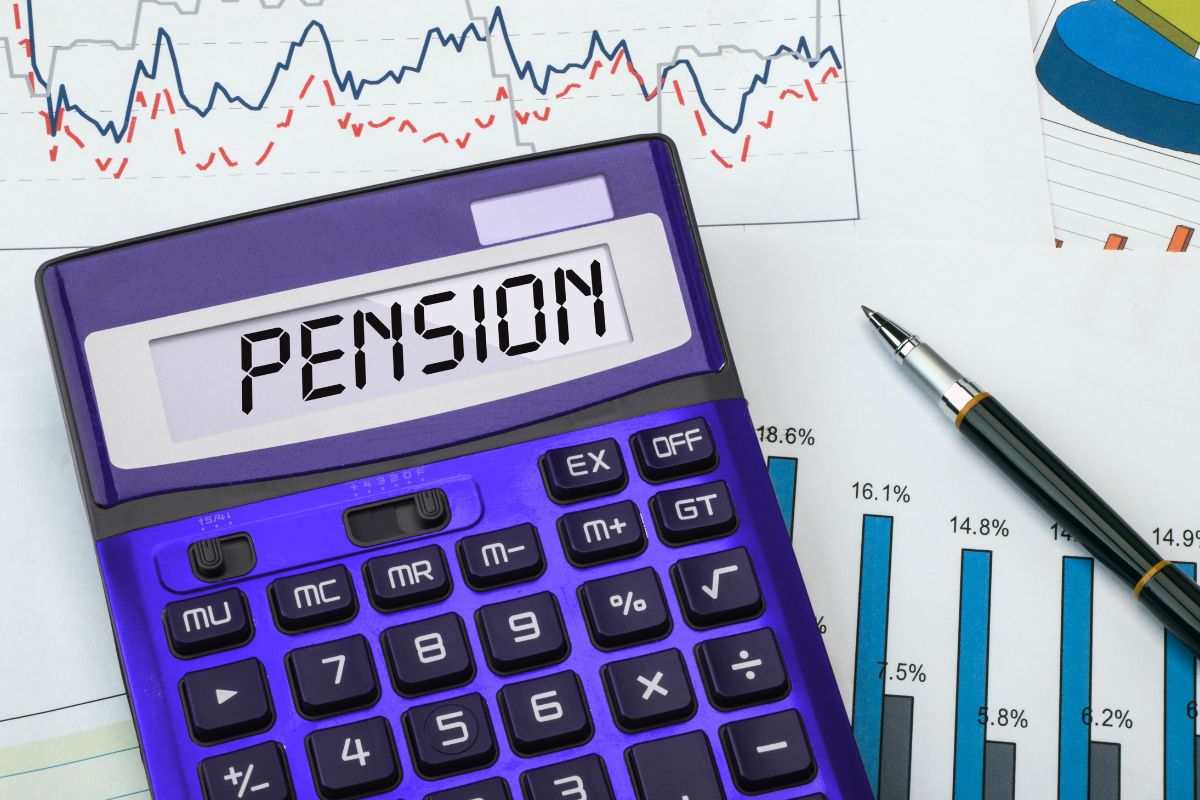 calcolatrice con scritta pension e dati