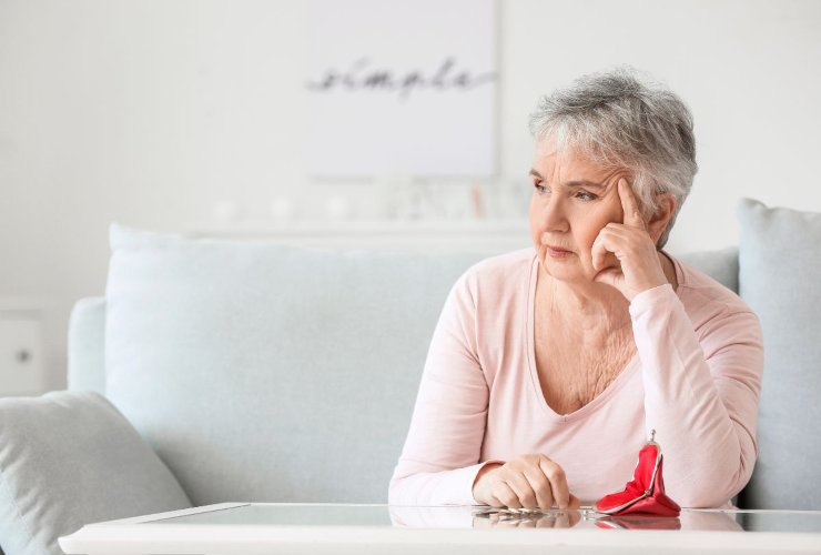 persona preoccupata dai suoi calcoli sulla pensione