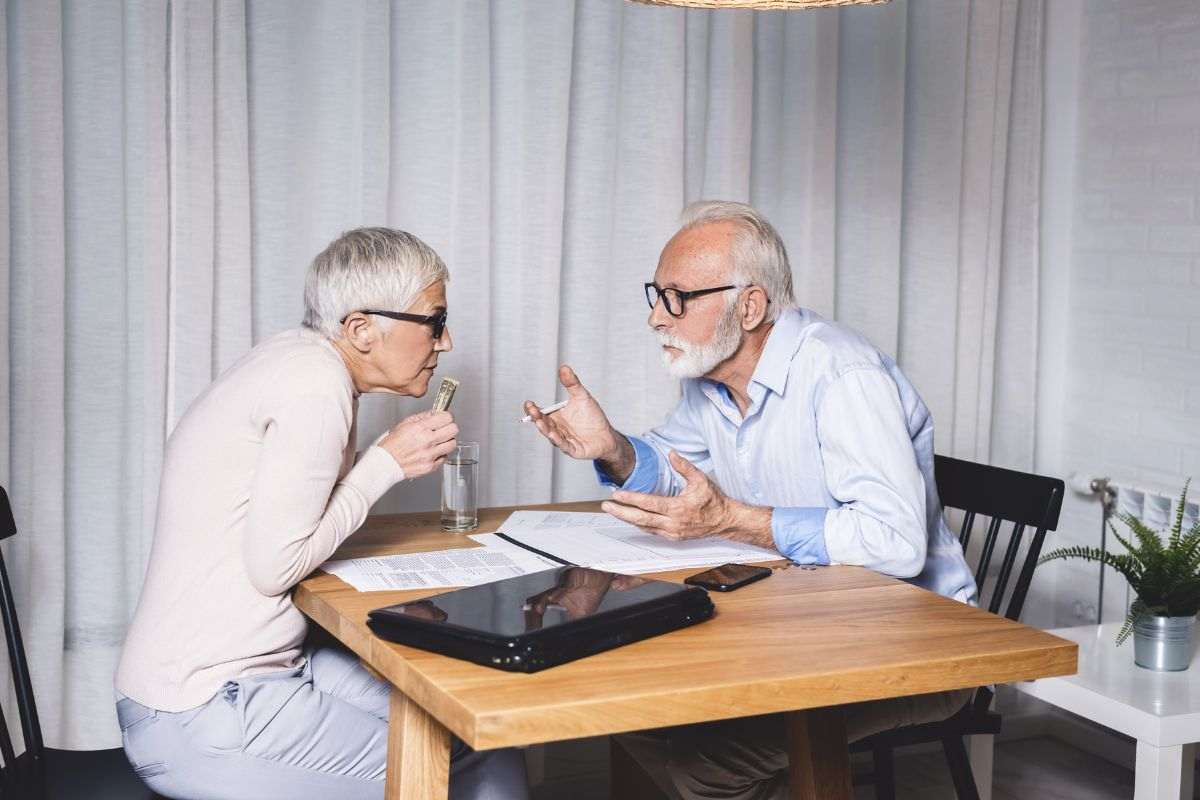 persone che discutono di pensione