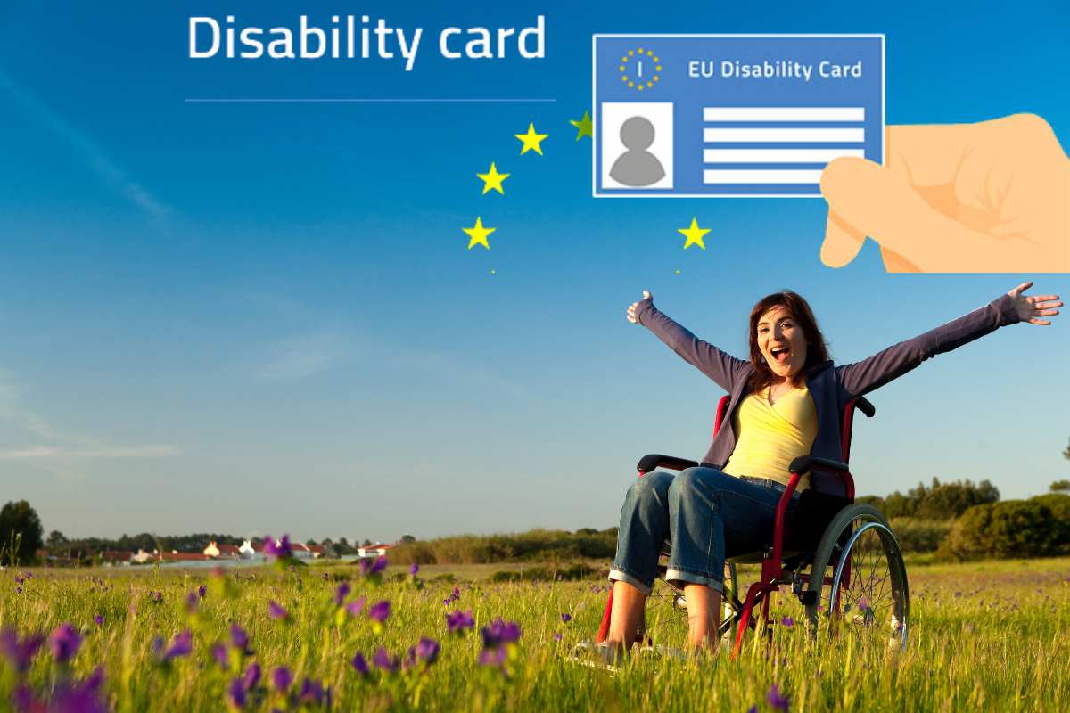 disabile in carrozzina esulta e sopra scritta disability card