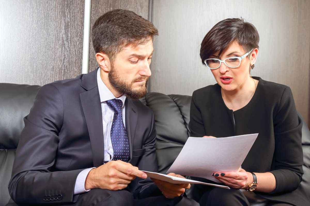 Persone che studiano una cartella di pagamento