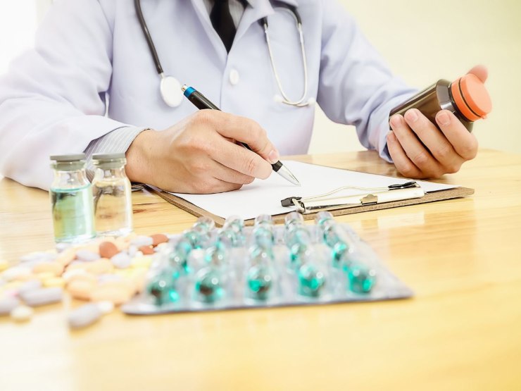 farmacista annota farmaci