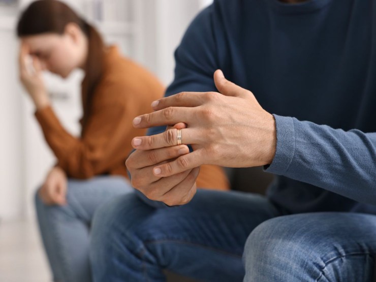 coppia litigata e uomo che leva fede