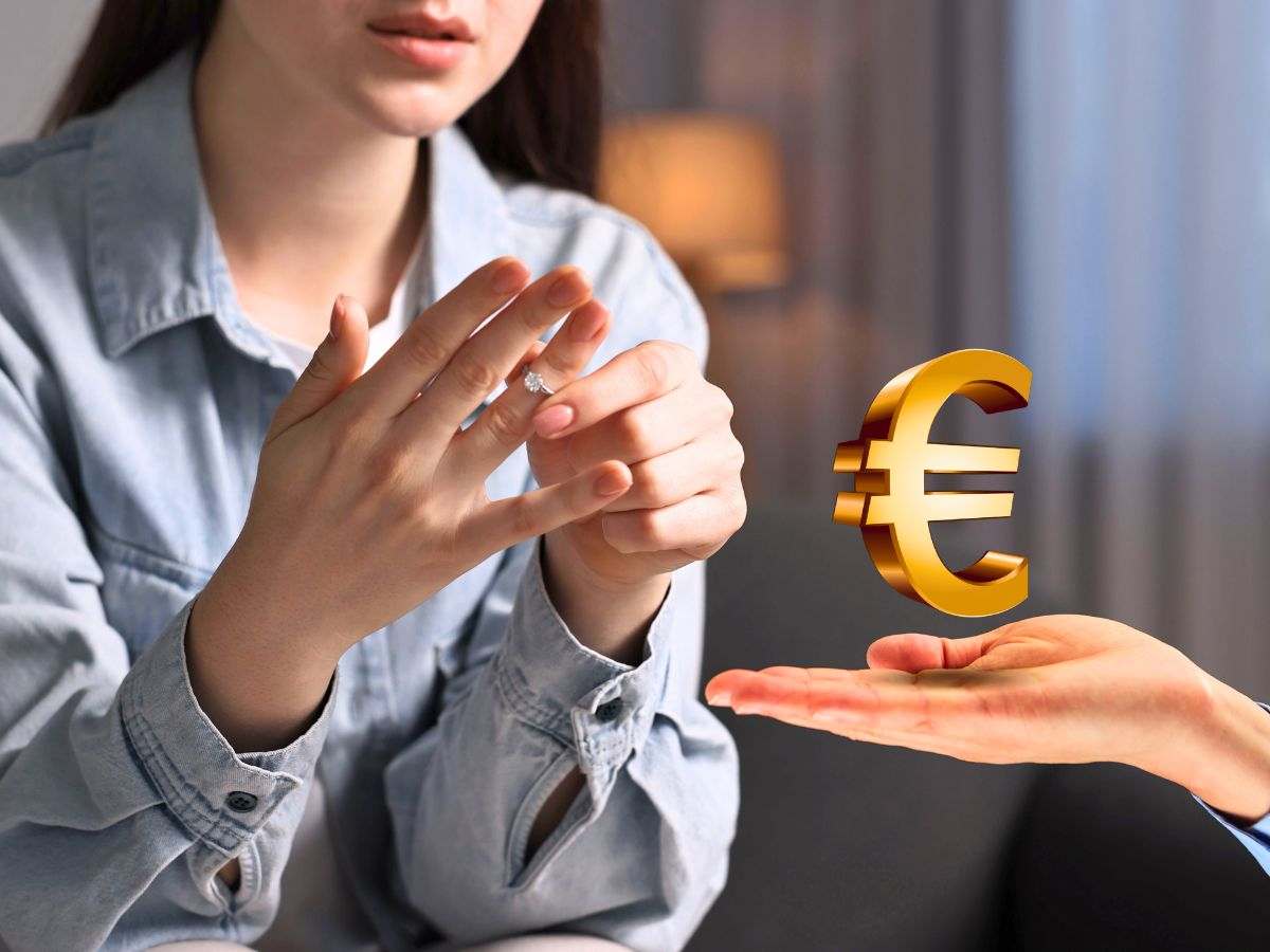 sfondo donna che leva anello e mano con simbolo euro
