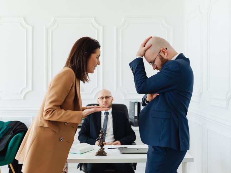 persone che litigano davanti legale