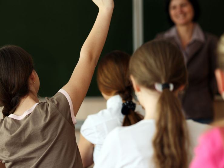bambini in aula scolastica