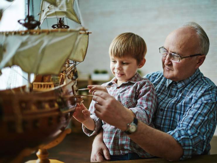 nonno e nipote costruiscono nave di legno