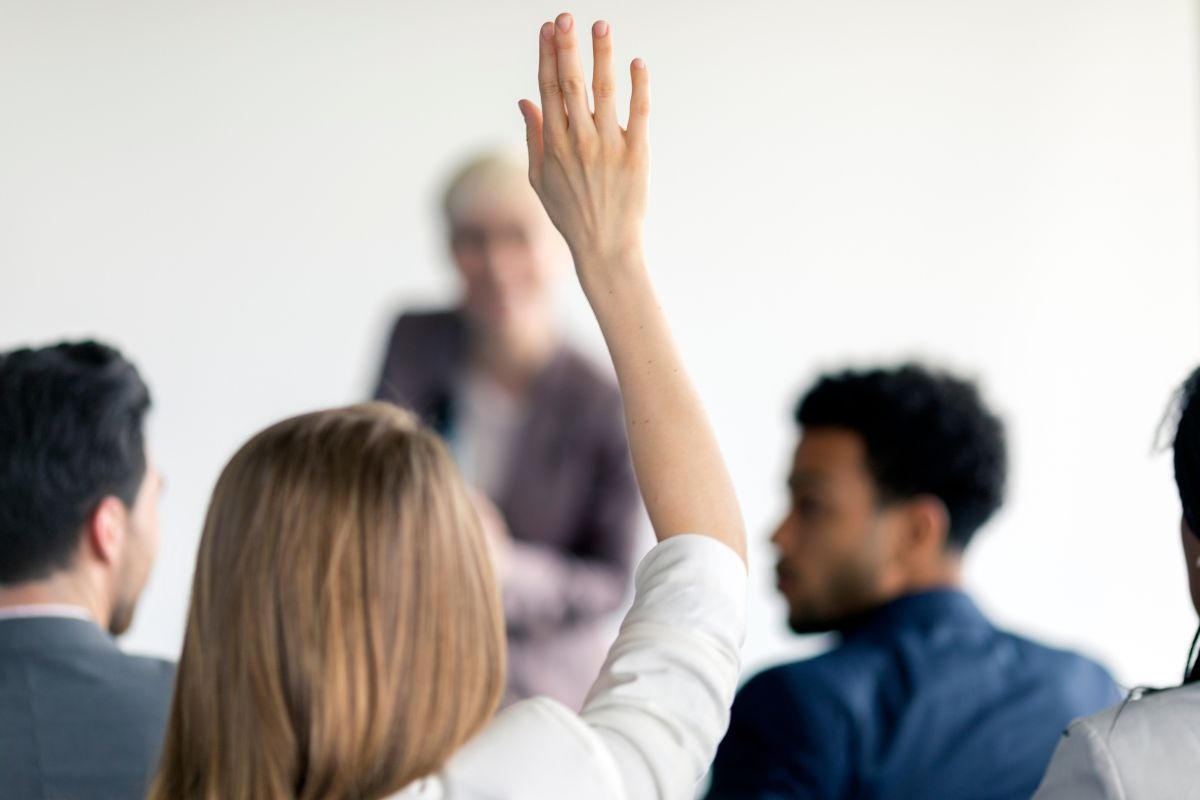 persona che fa uan domanda in un'assemblea condominiale