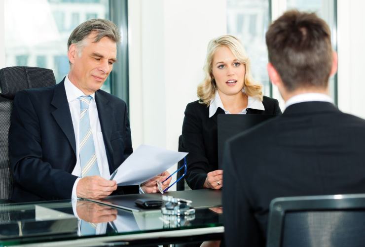 persone che dialogano di pensione