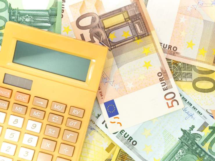 banconote euro e calcolatrice