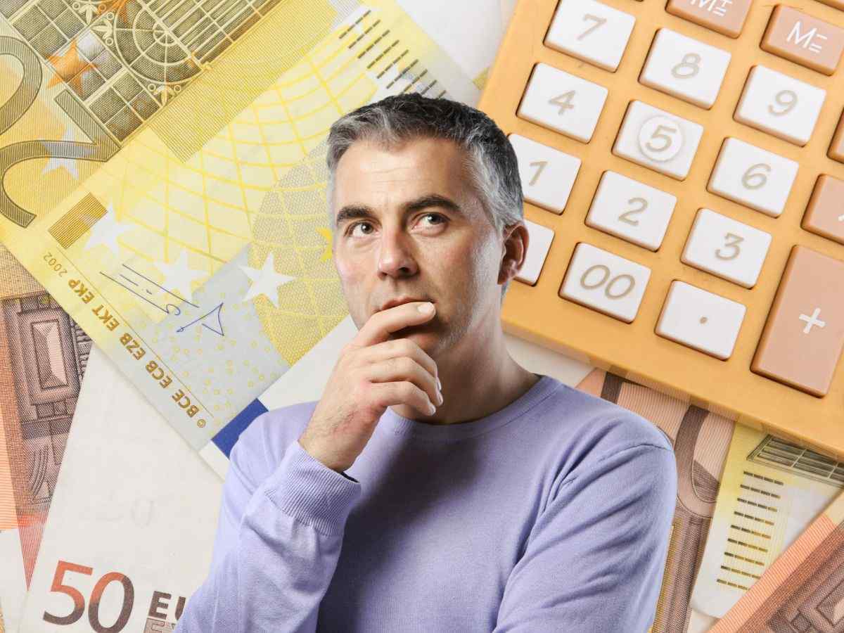sfondo banconote e calcolatrice e uomo che pensa