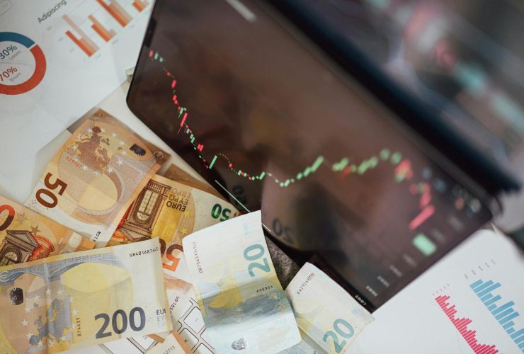 banconote e grafici mercati