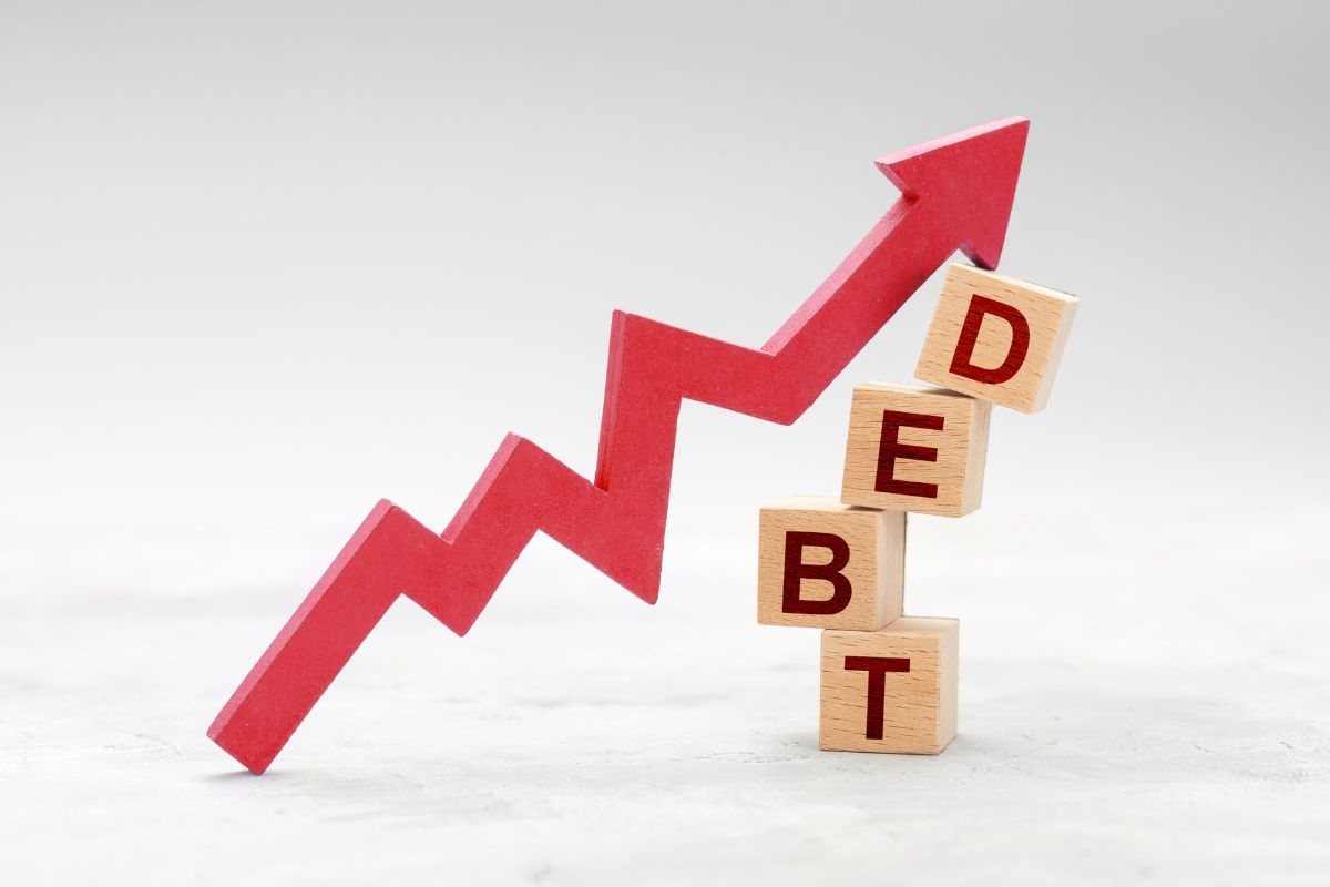 Freccia crescente dadi con scritta Debt 