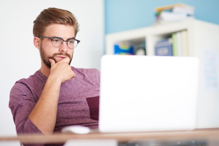 uomo guarda pensieroso il pc