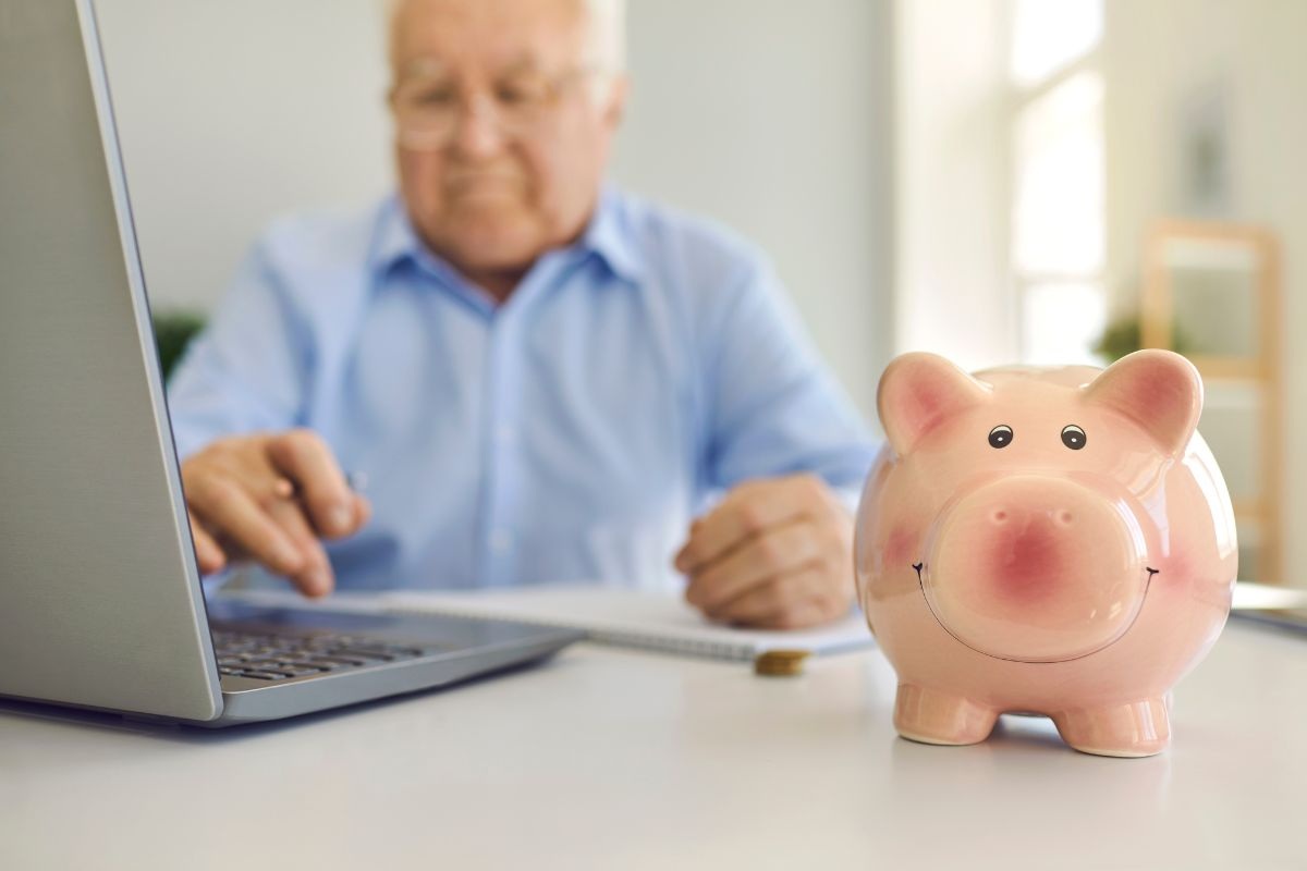 persona che legge e analizza il suo estratto contributivo-trading.it