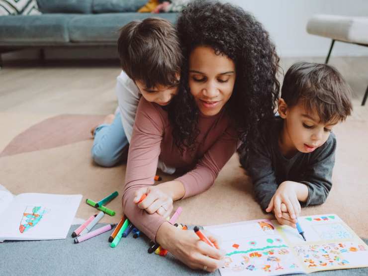 madre e figli colorano insieme
